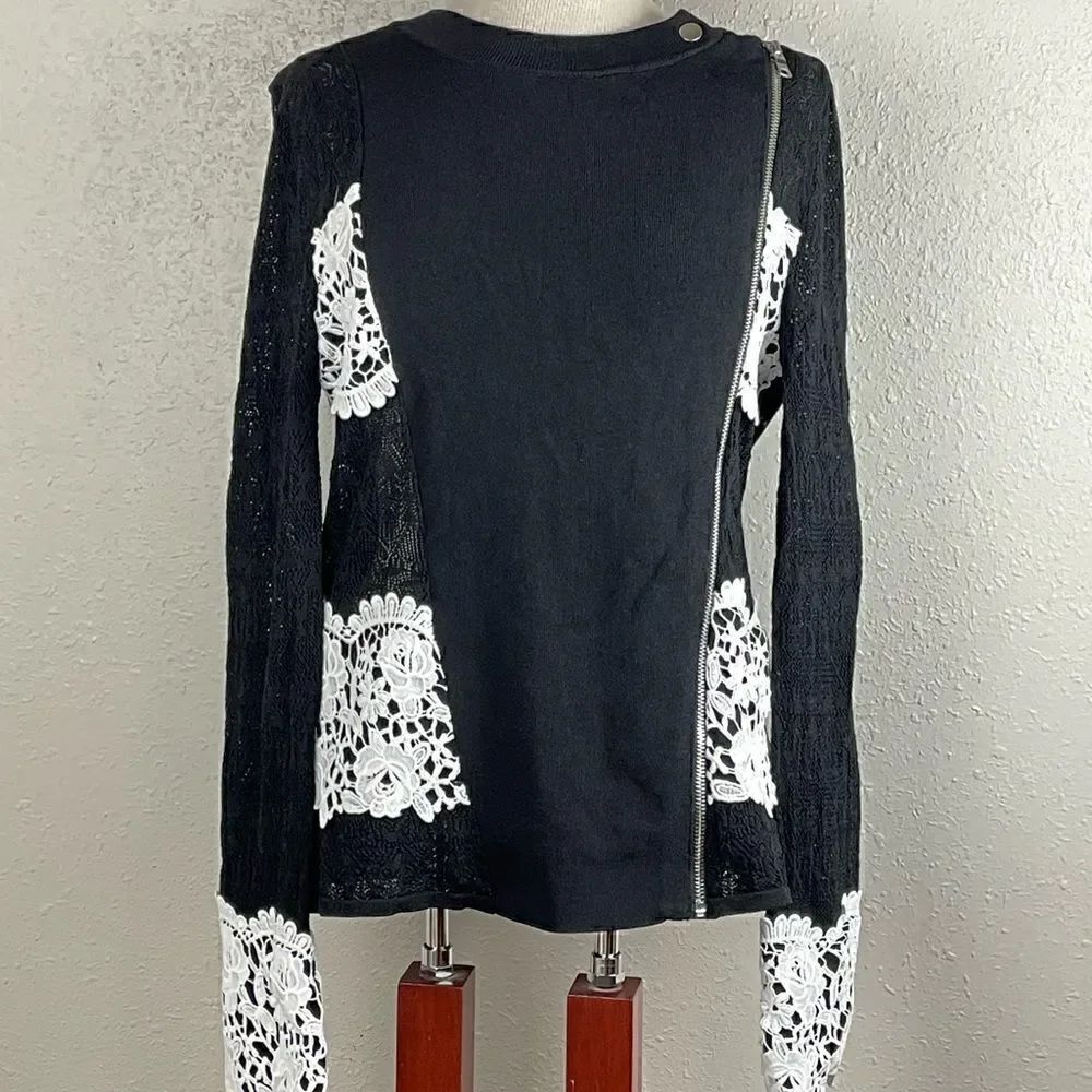 EUC Unbranded (Tag Cut Out) Womens Black and White Zipper Sweater Top Size M